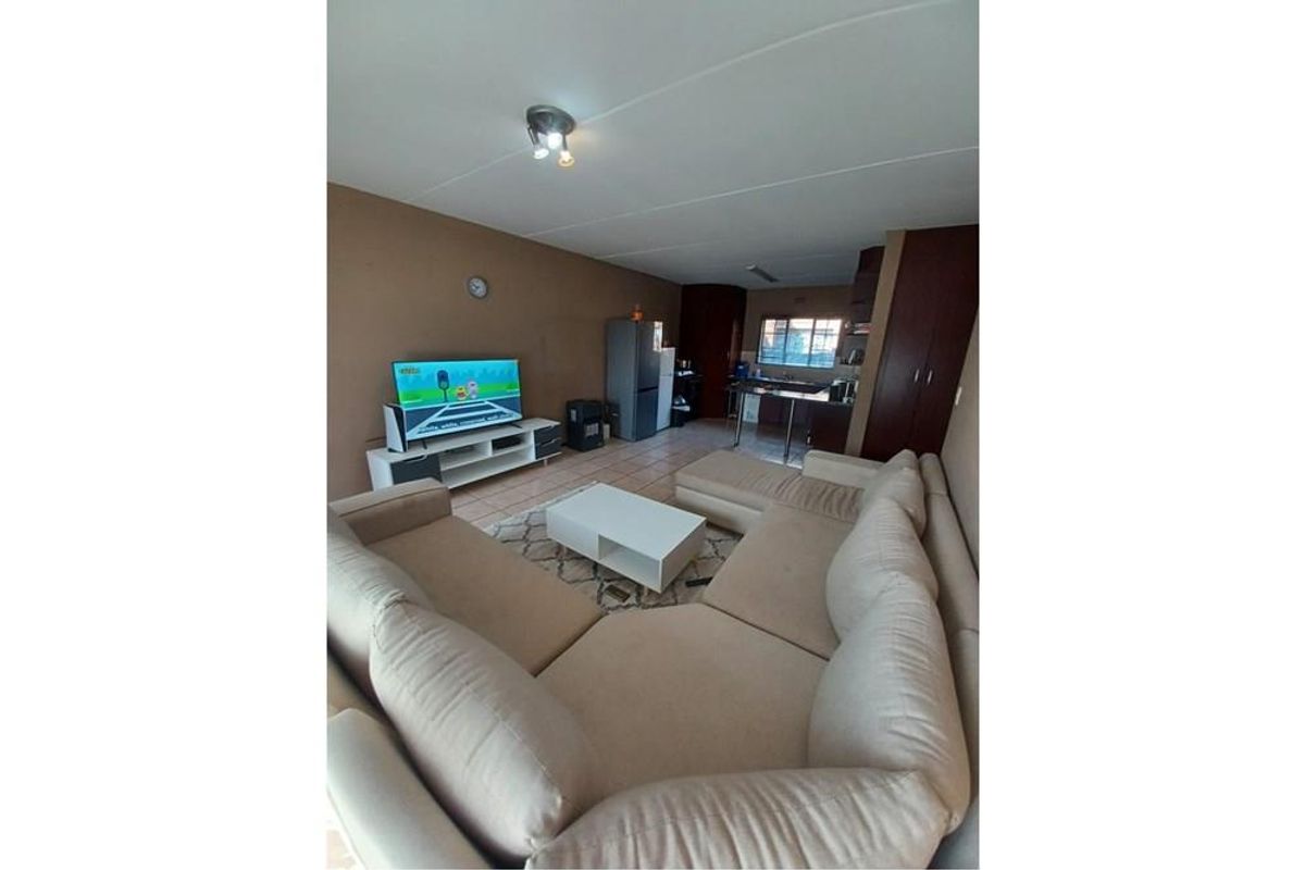 Safe and Secure 3 BED and 2 BATH Ground Floor- Family Size Duplex - Photo 2