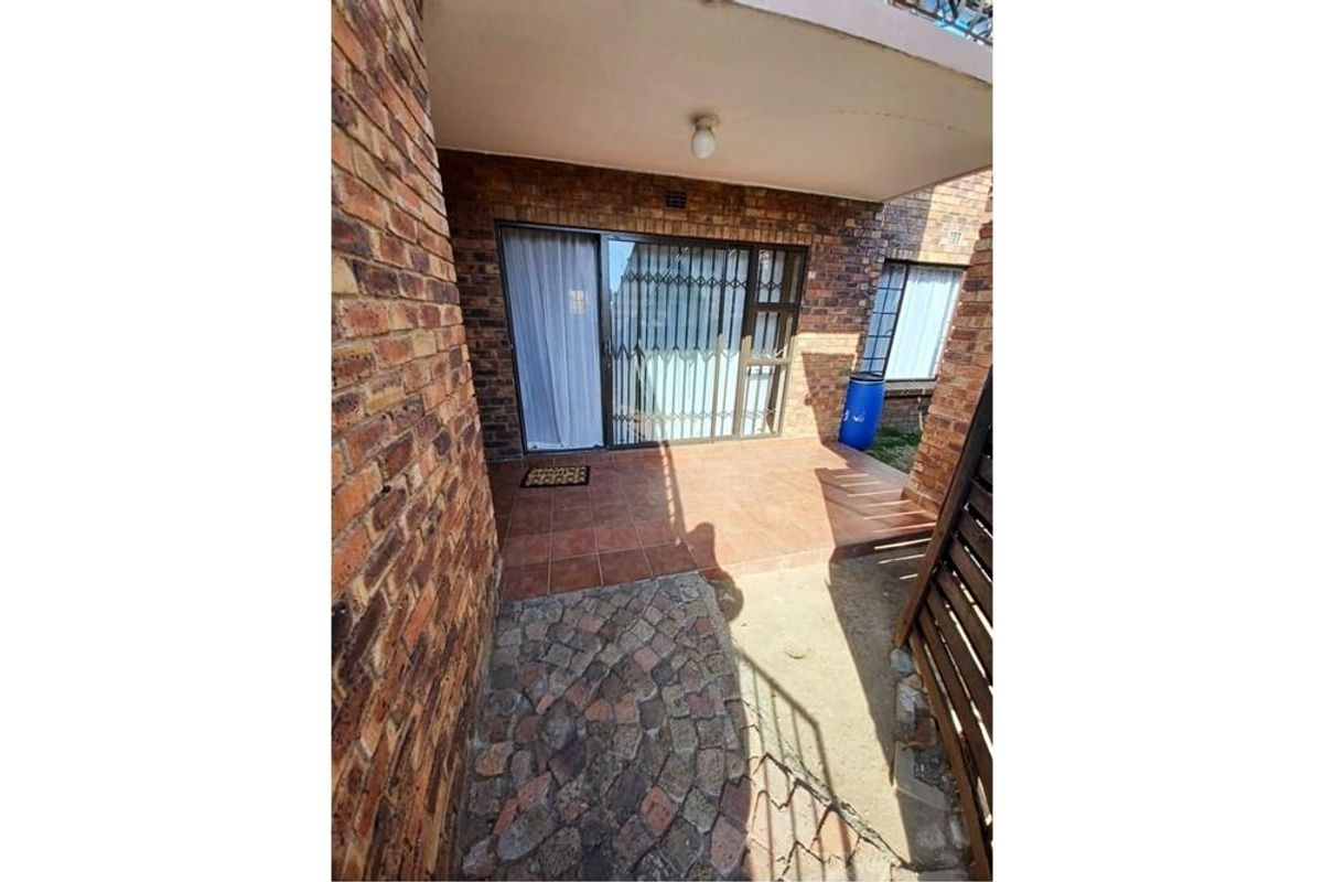 Safe and Secure 3 BED and 2 BATH Ground Floor- Family Size Duplex - Photo 4