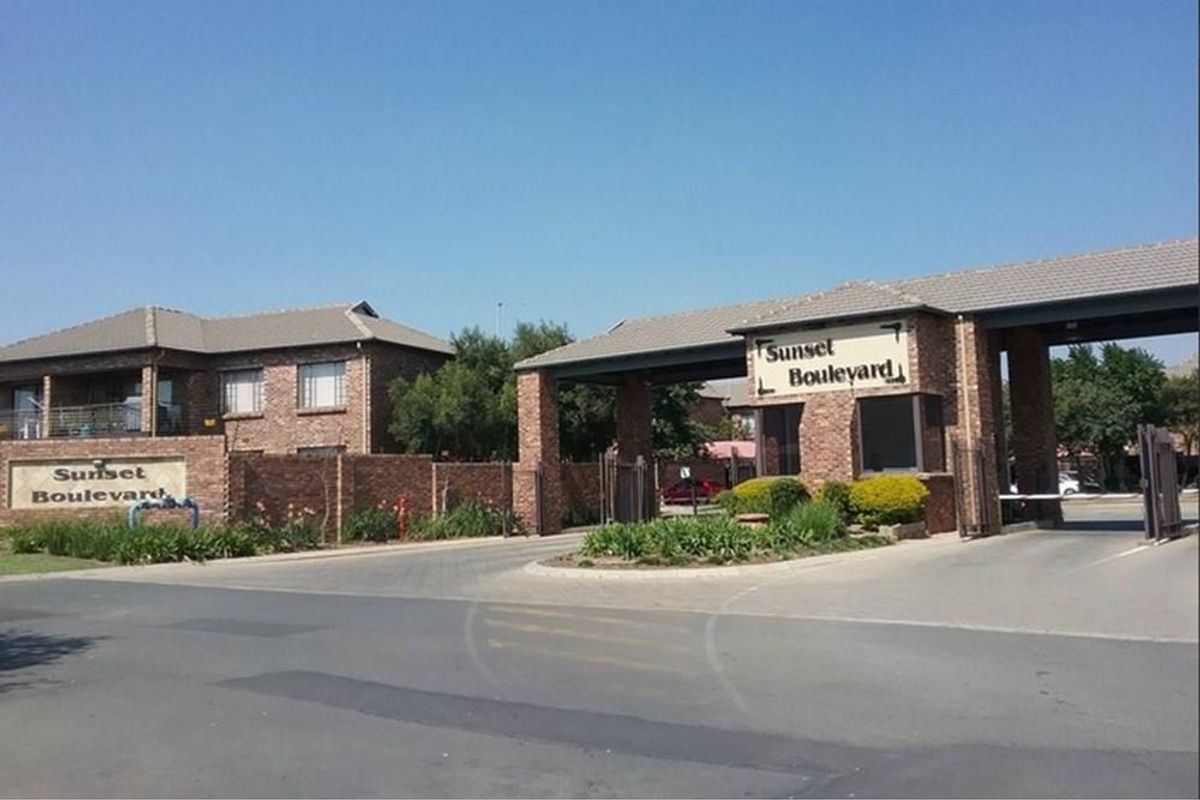 Safe and Secure 3 BED and 2 BATH Ground Floor- Family Size Duplex - Photo 3