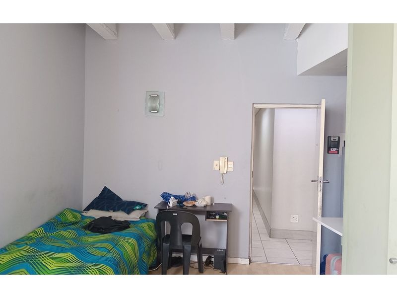 Bachelor Flat in Braamfontein Johannesburg (Manhattan Building) For Sale - Photo 7