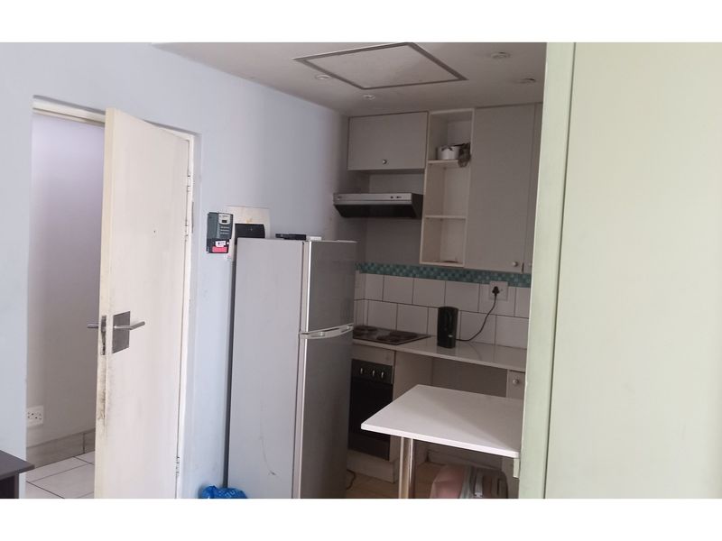 Bachelor Flat in Braamfontein Johannesburg (Manhattan Building) For Sale - Photo 6