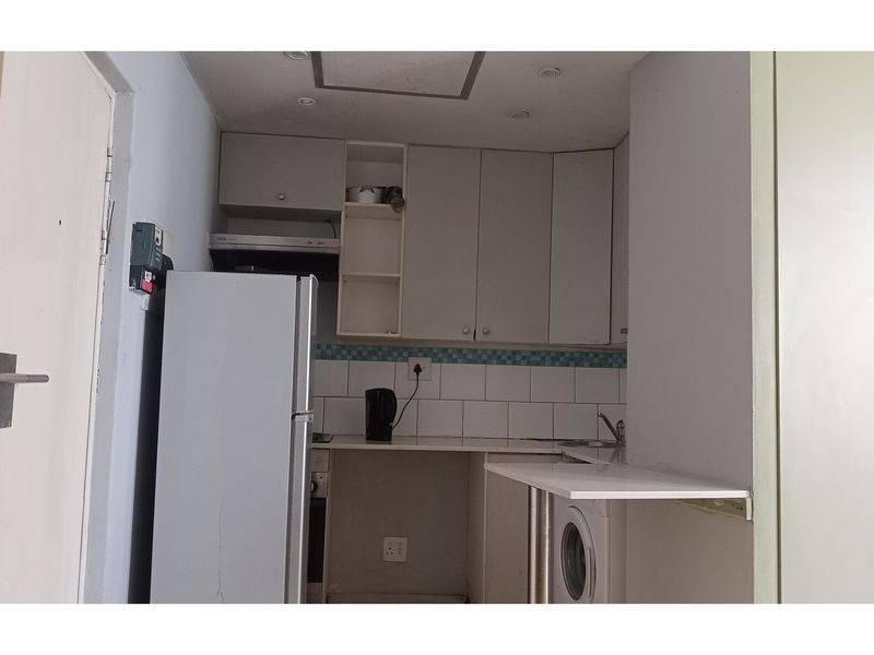 Bachelor Flat in Braamfontein Johannesburg (Manhattan Building) For Sale - Photo 4