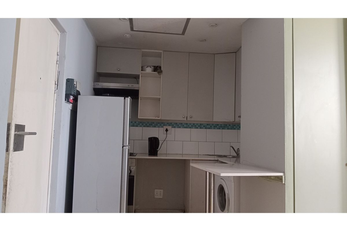 Bachelor Flat in Braamfontein Johannesburg (Manhattan Building) For Sale - Photo 4