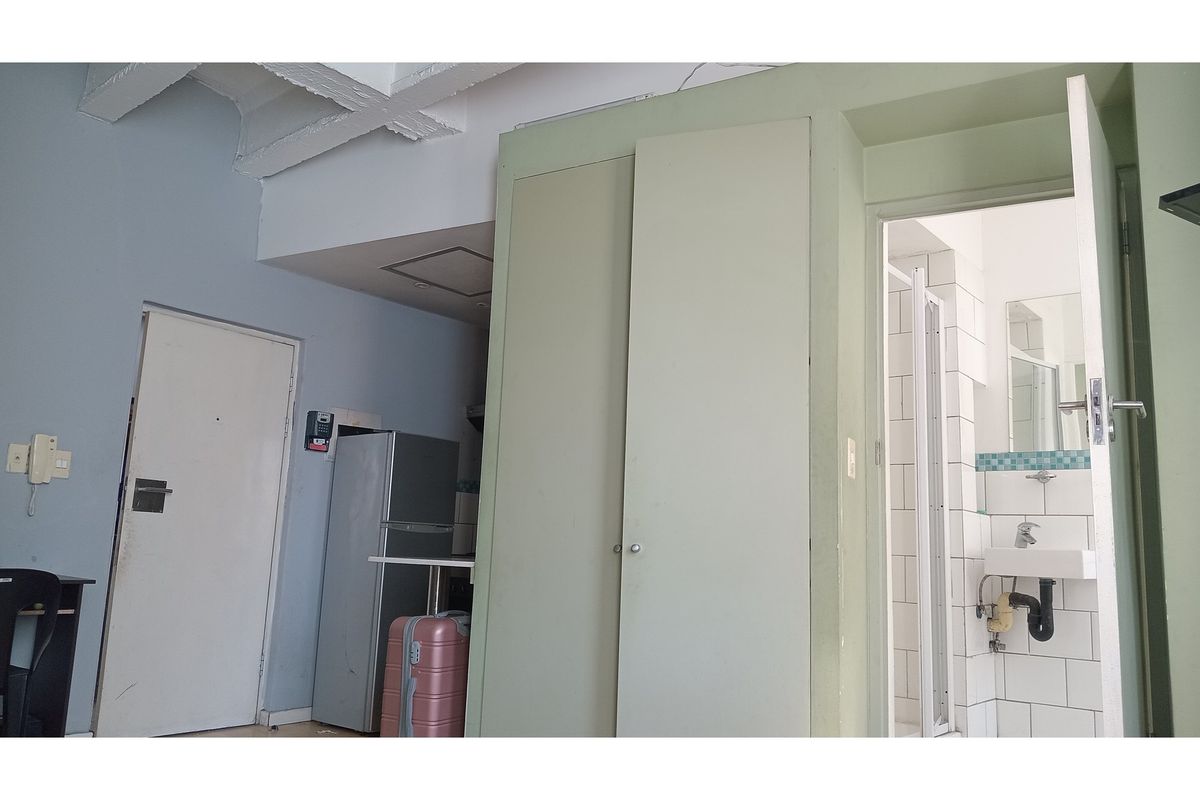 Bachelor Flat in Braamfontein Johannesburg (Manhattan Building) For Sale - Photo 5