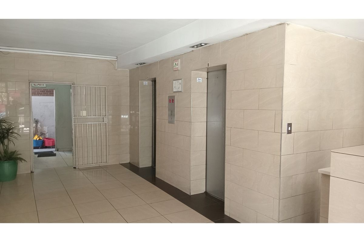 Bachelor Flat in Braamfontein Johannesburg (Manhattan Building) For Sale - Photo 2