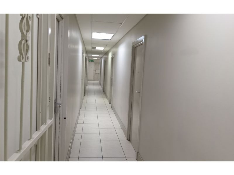 Bachelor Flat in Braamfontein Johannesburg (Manhattan Building) For Sale - Photo 10