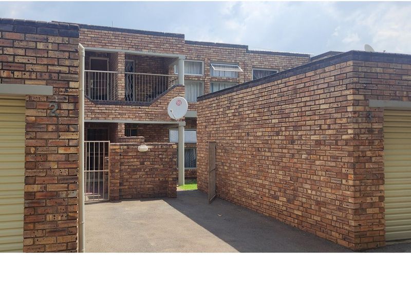 Price Reduced...Spacious Duplex Townhouse in Florida, Roodepoort - Photo 2