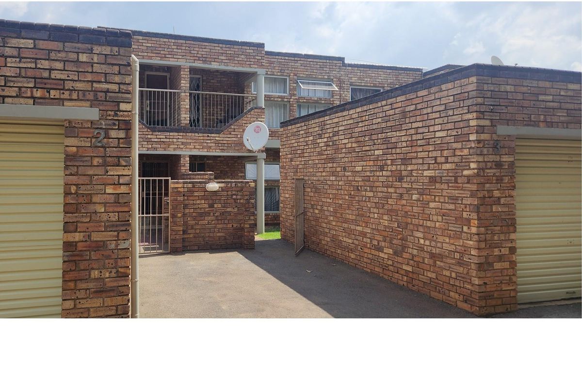 Price Reduced...Spacious Duplex Townhouse in Florida, Roodepoort - Photo 2