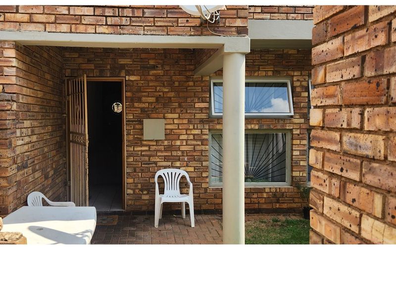 Price Reduced...Spacious Duplex Townhouse in Florida, Roodepoort - Photo 3