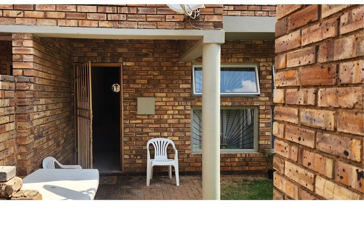 Price Reduced...Spacious Duplex Townhouse in Florida, Roodepoort - Photo 3