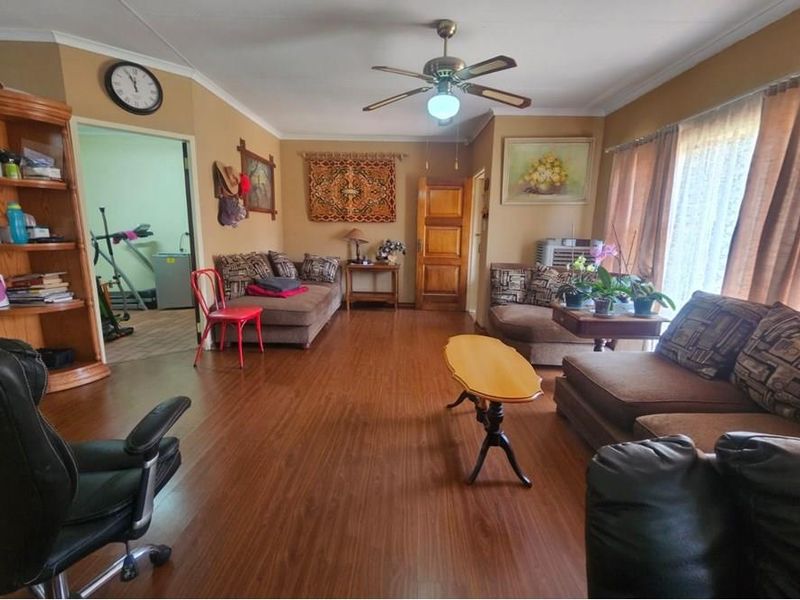 Well Priced Home In Superb Convenient Location With A Functional Family Home - Photo 8