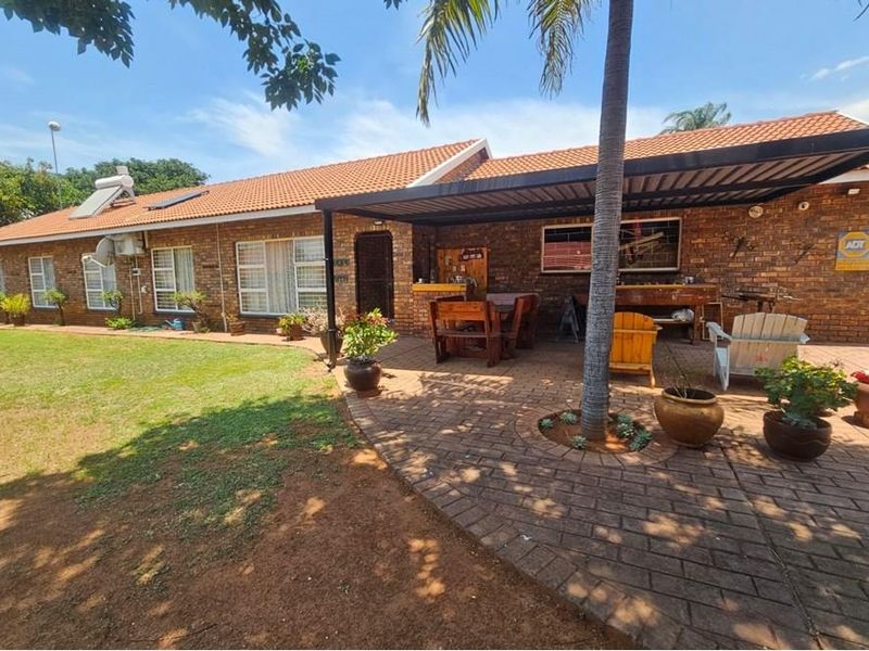 Well Priced Home In Superb Convenient Location With A Functional Family Home - Photo 2