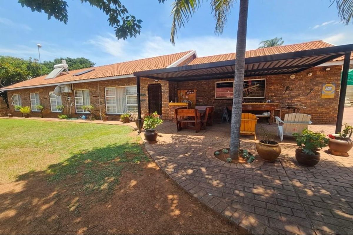 Well Priced Home In Superb Convenient Location With A Functional Family Home - Photo 2