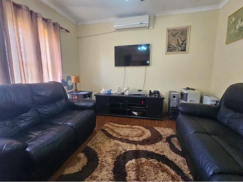 Well Priced Home In Superb Convenient Location With A Functional Family Home - Photo 7