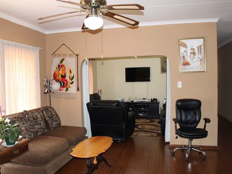 Well Priced Home In Superb Convenient Location With A Functional Family Home - Photo 6