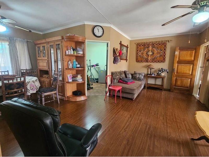 Well Priced Home In Superb Convenient Location With A Functional Family Home - Photo 4