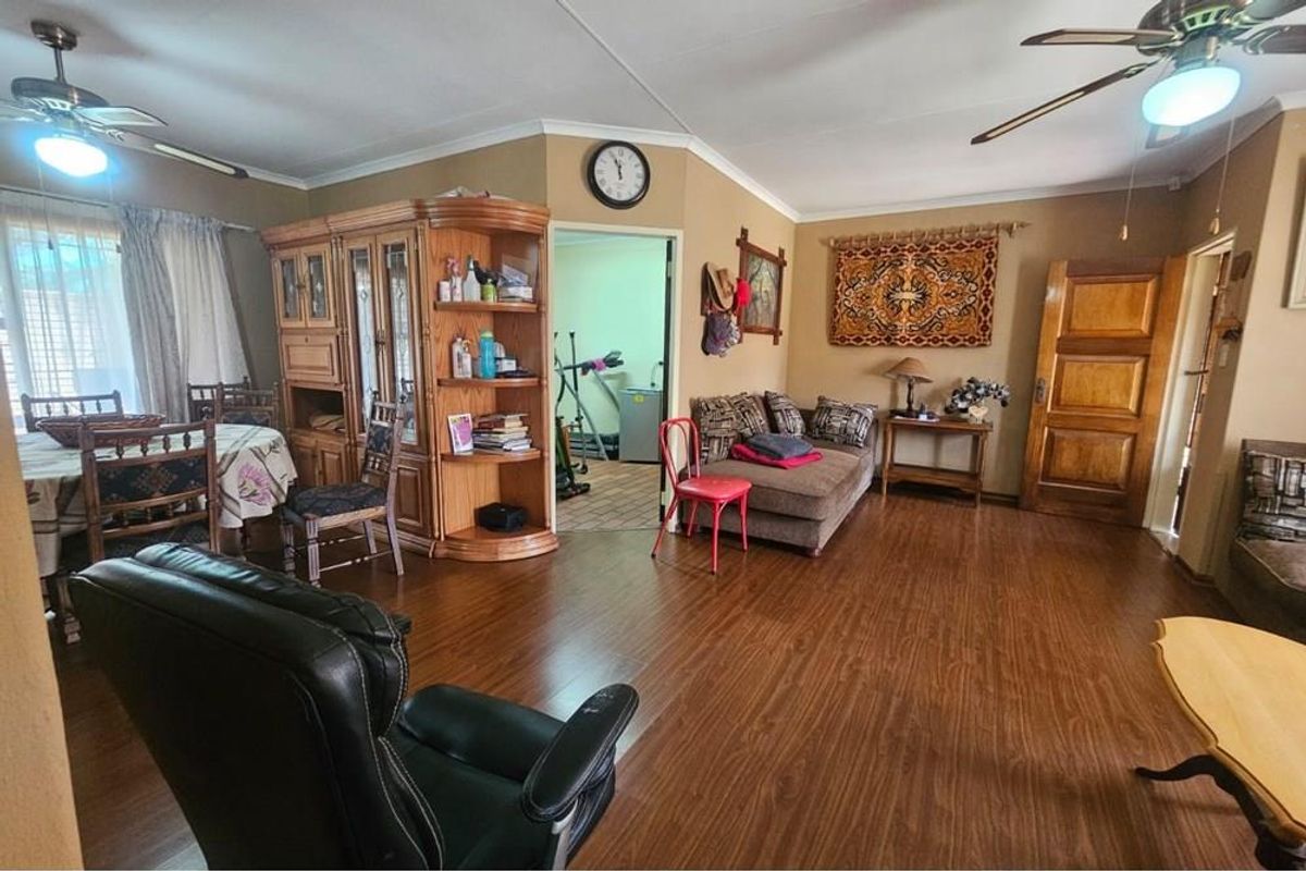 Well Priced Home In Superb Convenient Location With A Functional Family Home - Photo 4