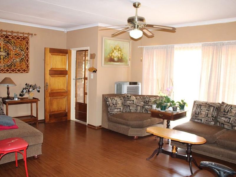 Well Priced Home In Superb Convenient Location With A Functional Family Home - Photo 5