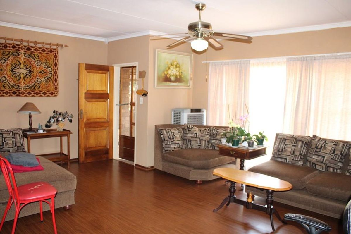 Well Priced Home In Superb Convenient Location With A Functional Family Home - Photo 5