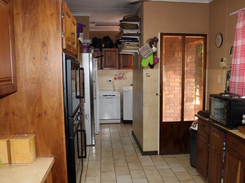 Well Priced Home In Superb Convenient Location With A Functional Family Home - Photo 3