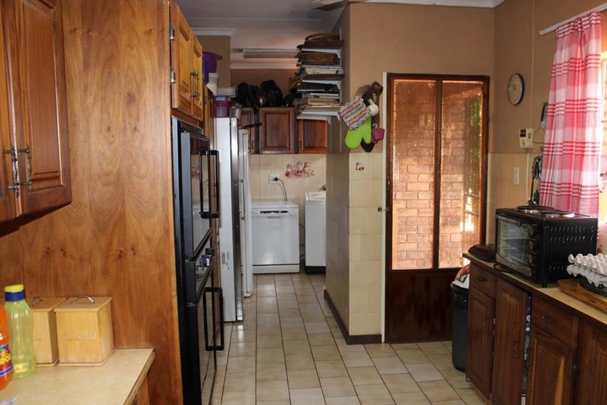 Well Priced Home In Superb Convenient Location With A Functional Family Home - Photo 3