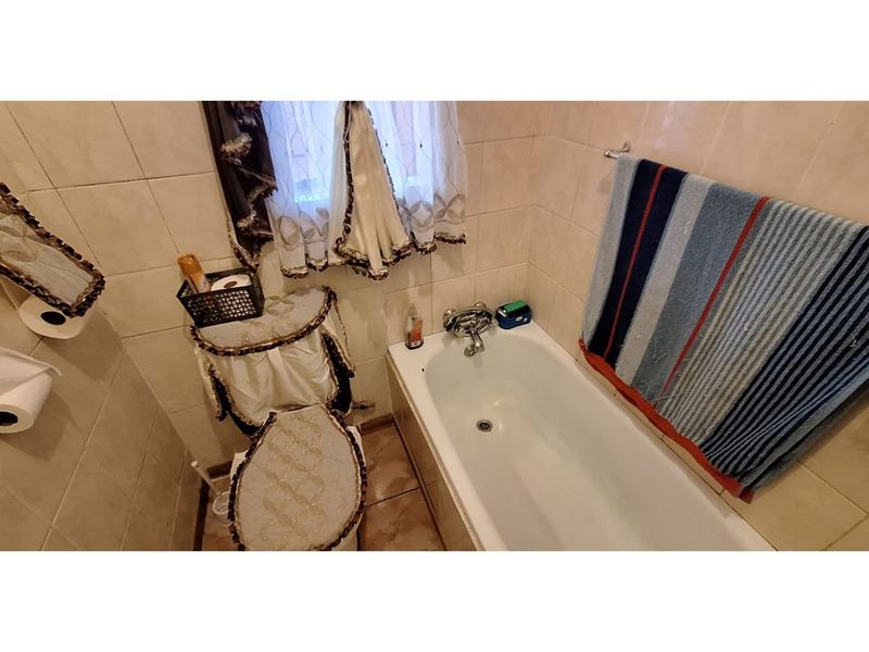 Charming 3-Bedroom Family Home in an Established Area - Photo 10