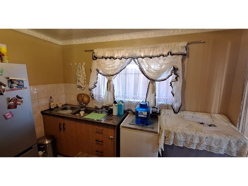 Charming 3-Bedroom Family Home in an Established Area - Photo 8