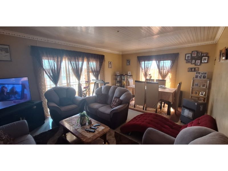 Charming 3-Bedroom Family Home in an Established Area - Photo 2