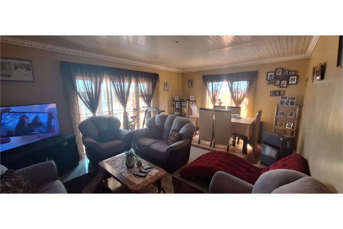 Charming 3-Bedroom Family Home in an Established Area - Photo 2