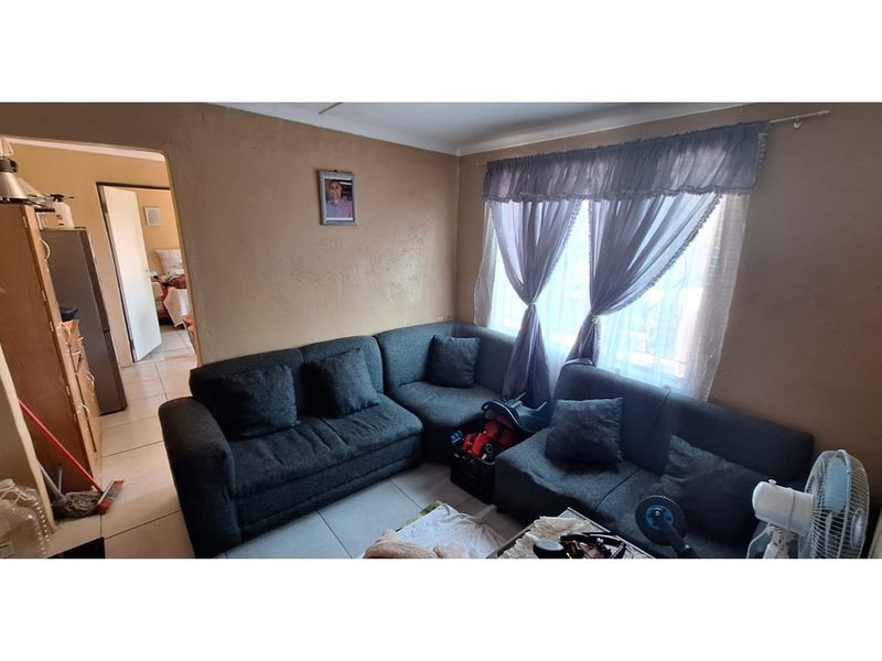 Charming 3-Bedroom Family Home in an Established Area - Photo 3