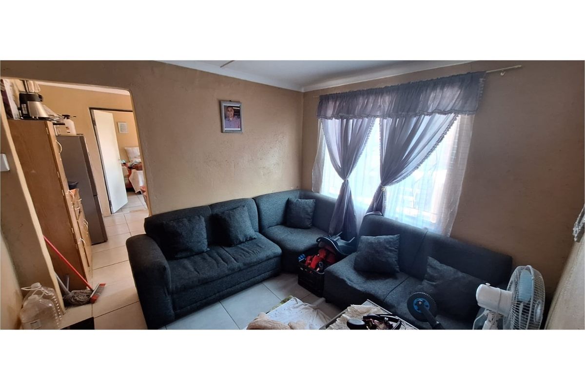 Charming 3-Bedroom Family Home in an Established Area - Photo 3