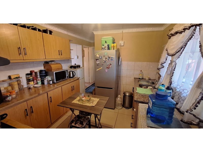 Charming 3-Bedroom Family Home in an Established Area - Photo 4