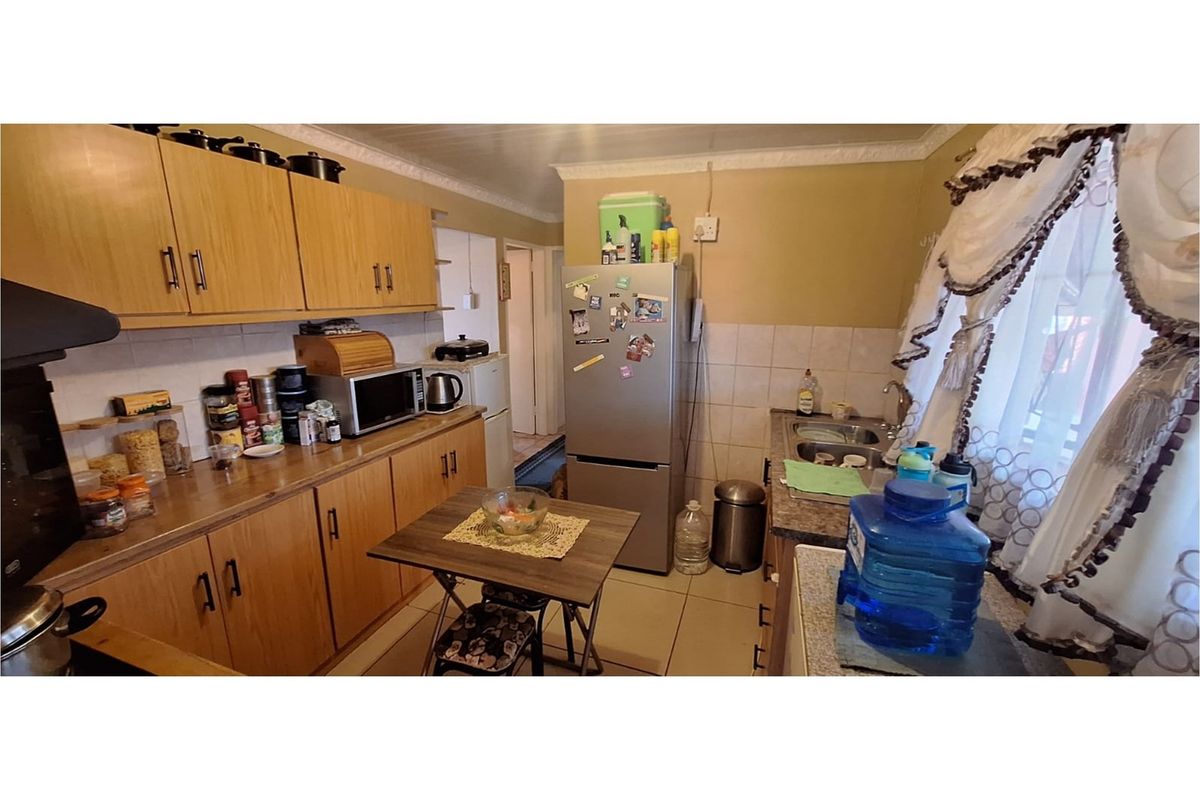 Charming 3-Bedroom Family Home in an Established Area - Photo 4