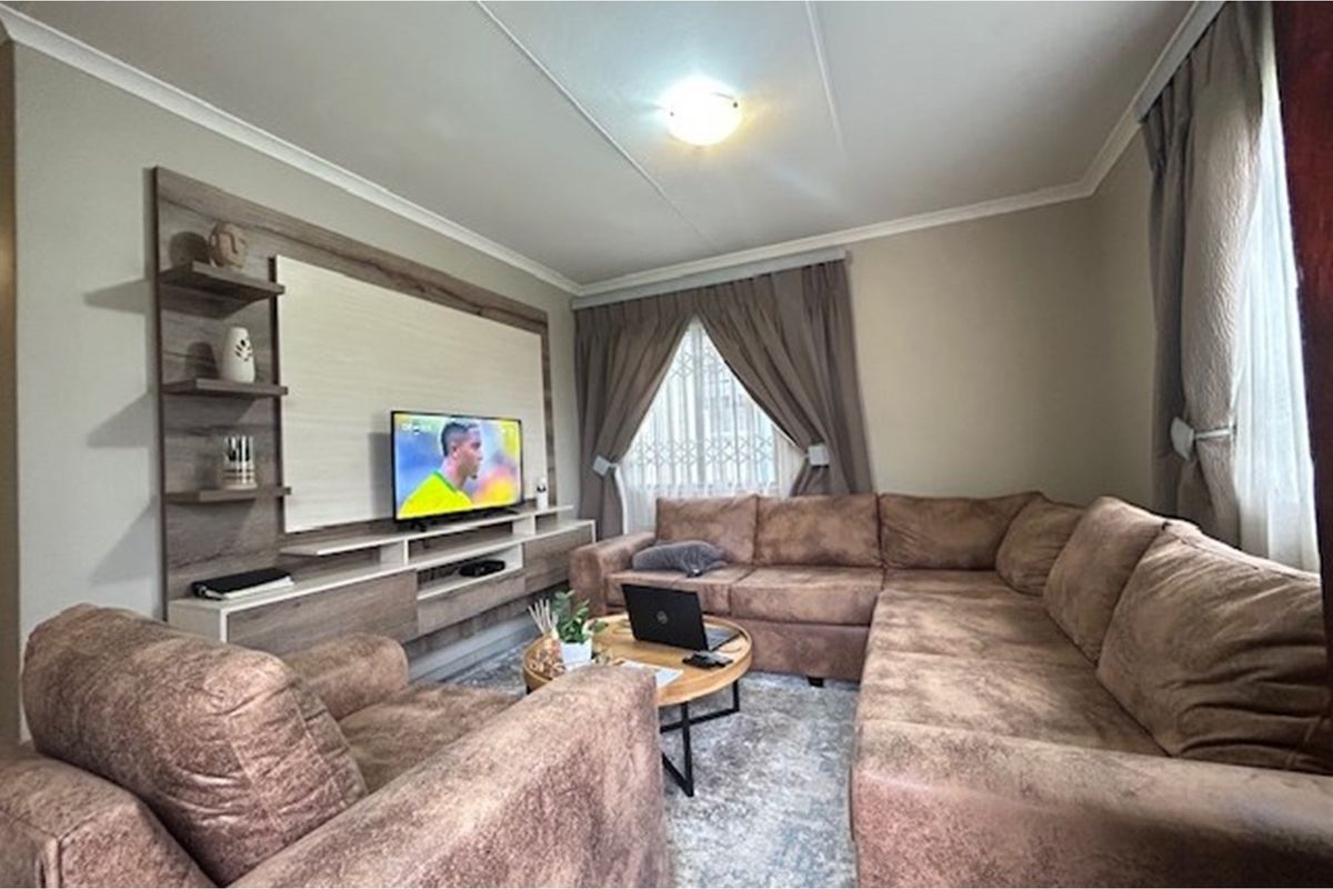 Townhouse For Sale in Summerset, Midrand - Photo 2