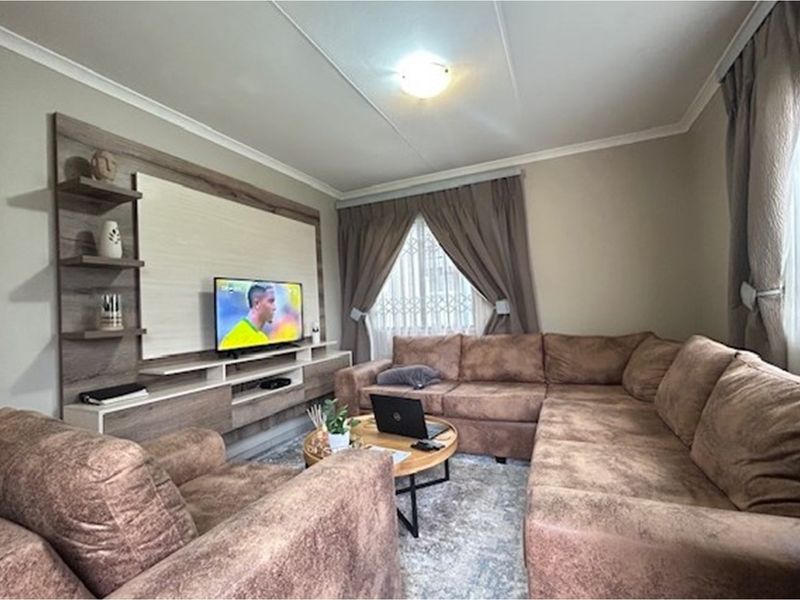 Townhouse For Sale in Summerset, Midrand - Photo 2