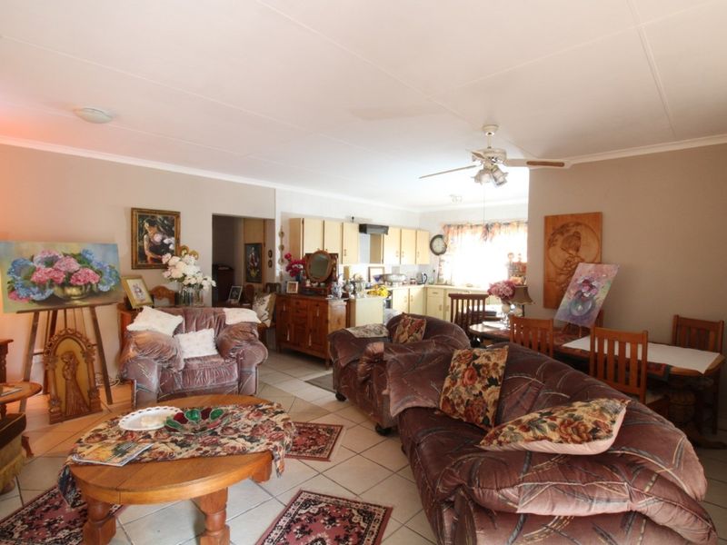Charming Home in Bela-Bela - Ideal Location Near Warmbad High School! - Photo 4