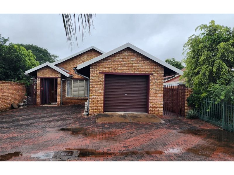 Charming Home in Bela-Bela - Ideal Location Near Warmbad High School! - Photo 3