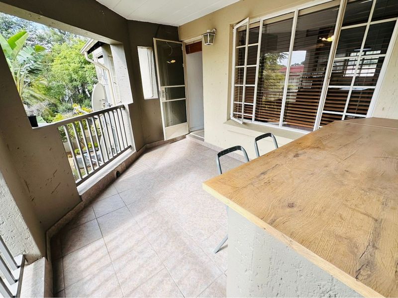 Renovated Two Bedroom Apartment in Prime location in Paulshof - Photo 7