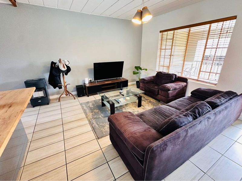 Renovated Two Bedroom Apartment in Prime location in Paulshof - Photo 6