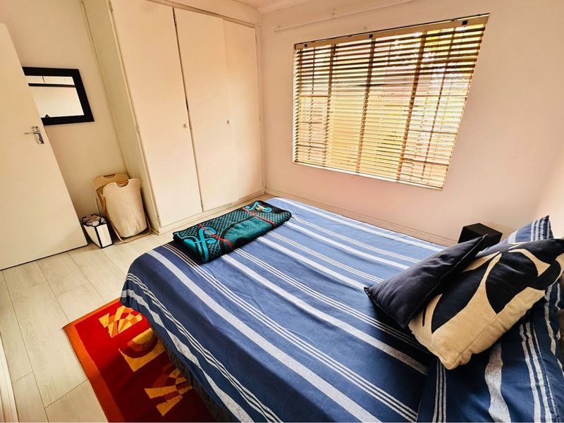 Renovated Two Bedroom Apartment in Prime location in Paulshof - Photo 10