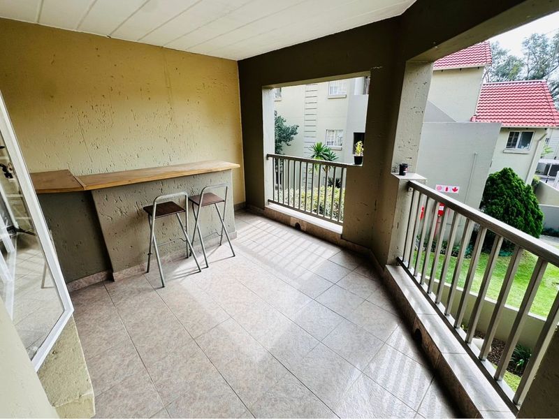 Renovated Two Bedroom Apartment in Prime location in Paulshof - Photo 8