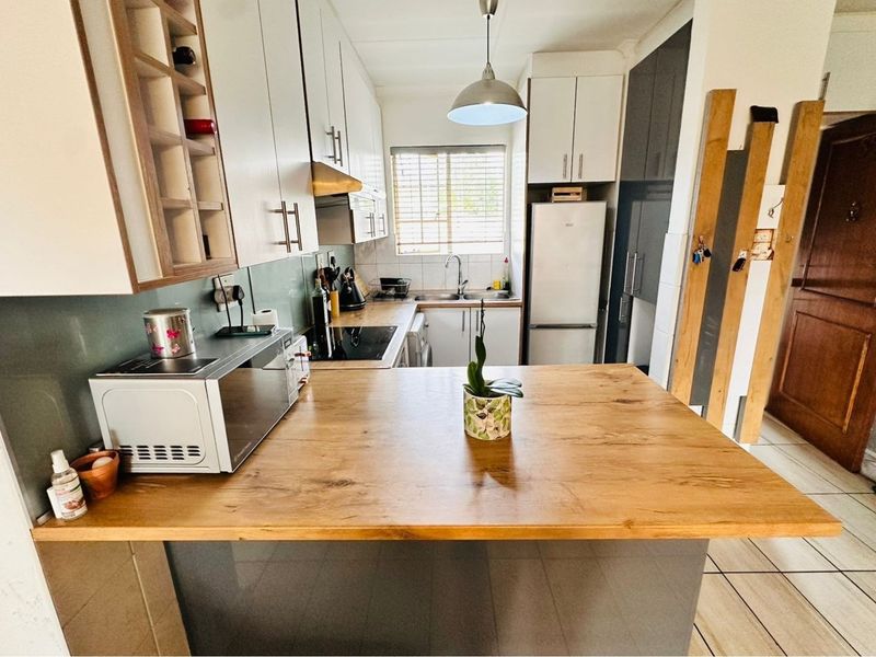 Renovated Two Bedroom Apartment in Prime location in Paulshof - Photo 5