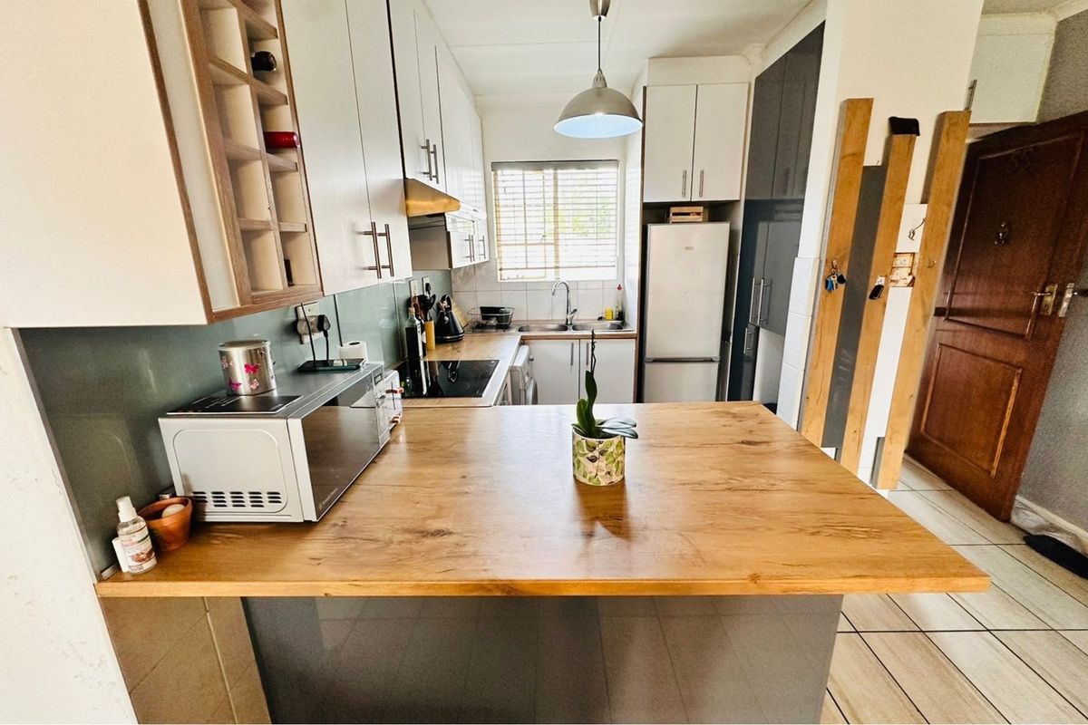 Renovated Two Bedroom Apartment in Prime location in Paulshof - Photo 5