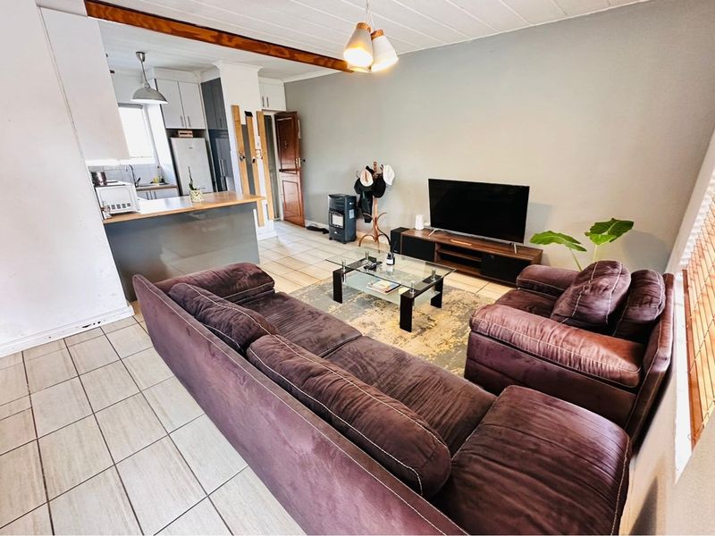 Renovated Two Bedroom Apartment in Prime location in Paulshof - Photo 2