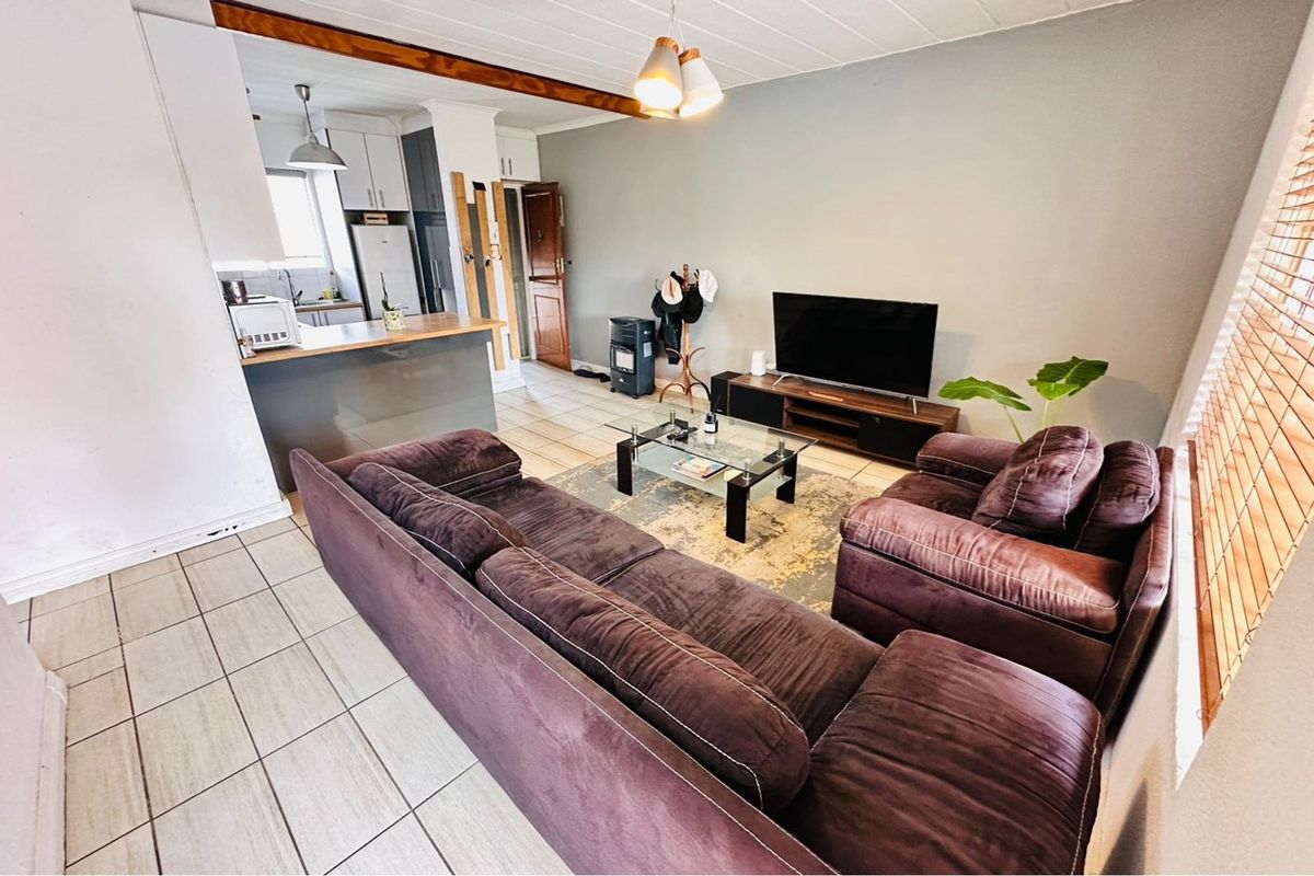 Renovated Two Bedroom Apartment in Prime location in Paulshof - Photo 2