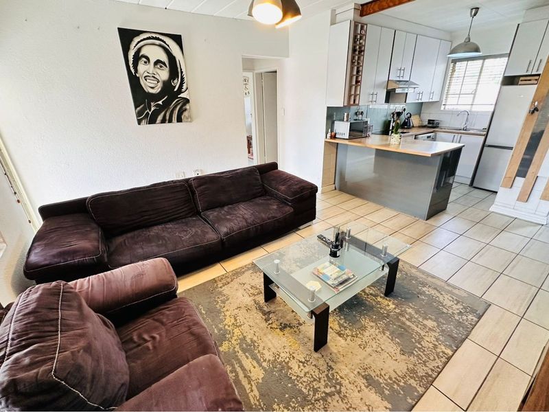 Renovated Two Bedroom Apartment in Prime location in Paulshof - Photo 3