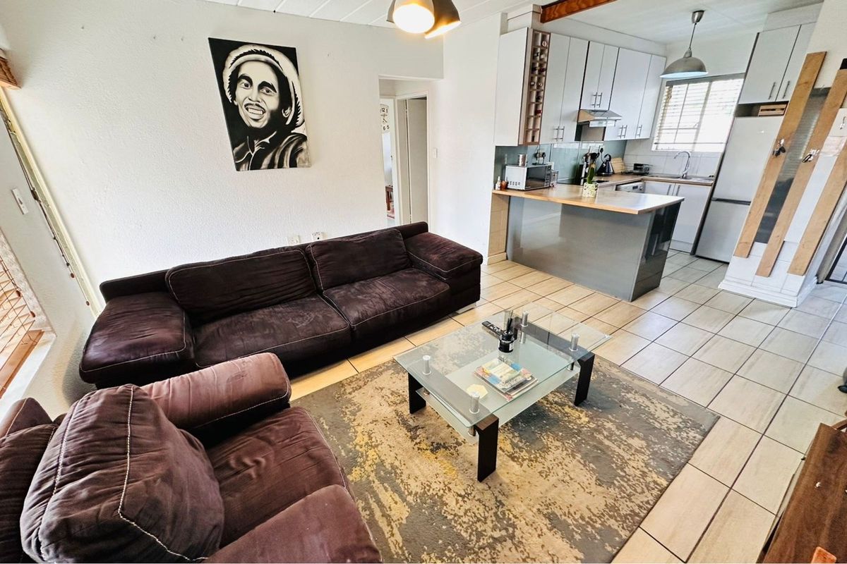 Renovated Two Bedroom Apartment in Prime location in Paulshof - Photo 3