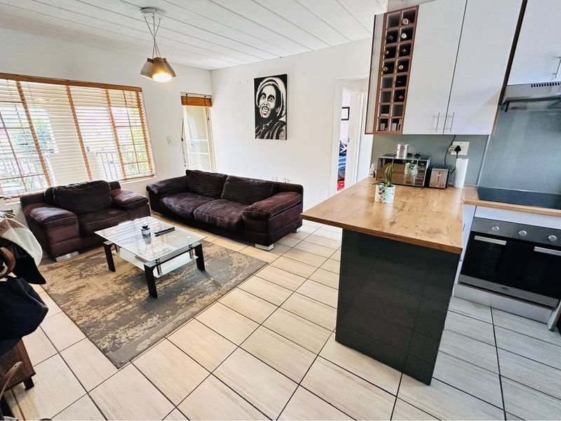 Renovated Two Bedroom Apartment in Prime location in Paulshof - Photo 4