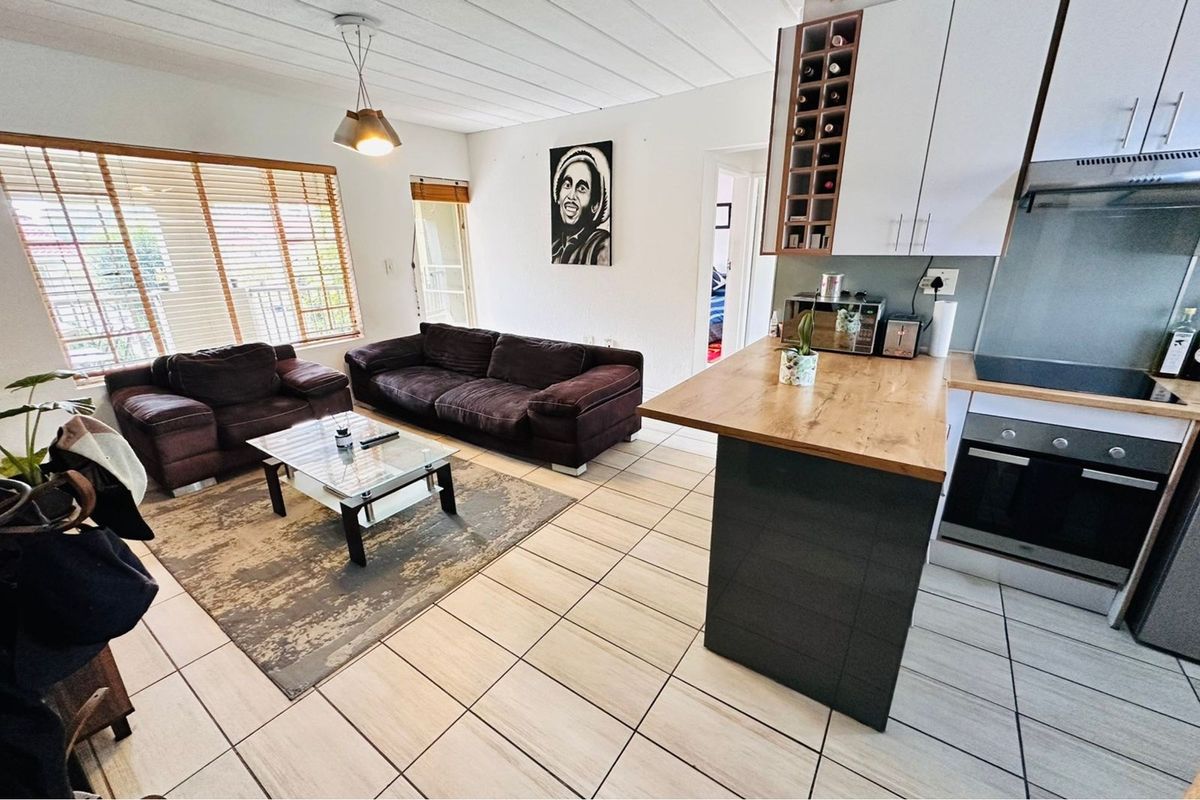 Renovated Two Bedroom Apartment in Prime location in Paulshof - Photo 4