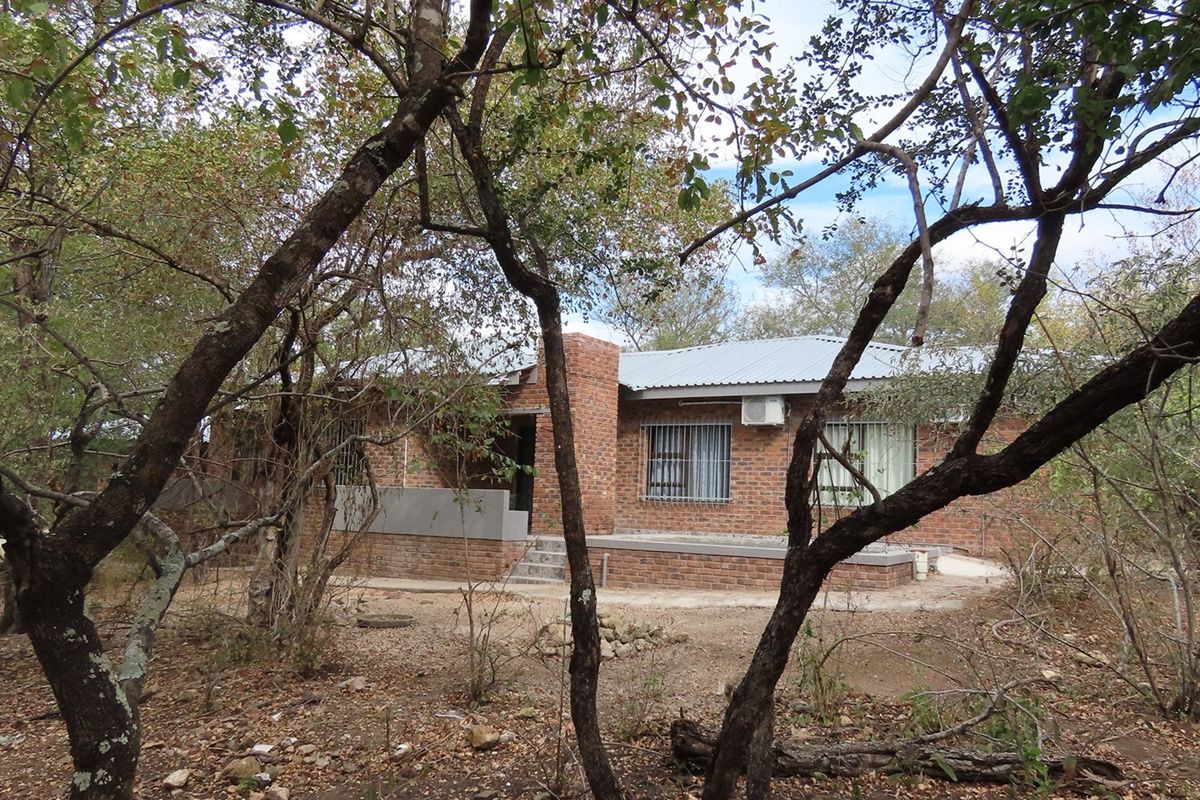 "Modern 4 Bedroom Home Close to the Crocodile River in Marloth Park Awaits You" - Photo 3